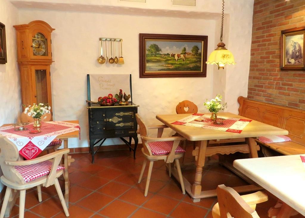 Hotel Gastgeb Есен Екстериор снимка